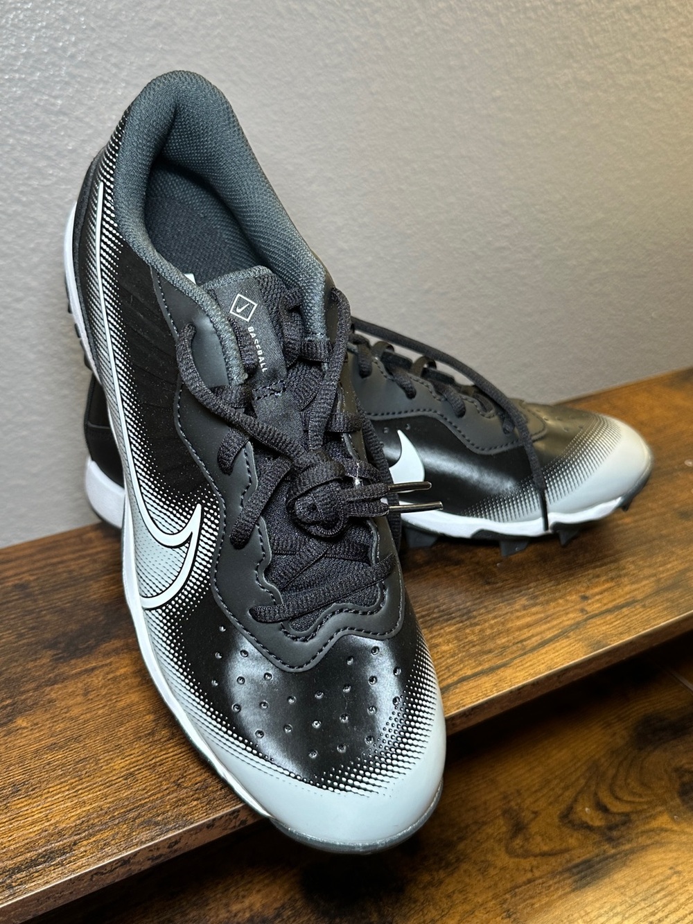 Nike Men’s Black and Gray Athletic Cleats